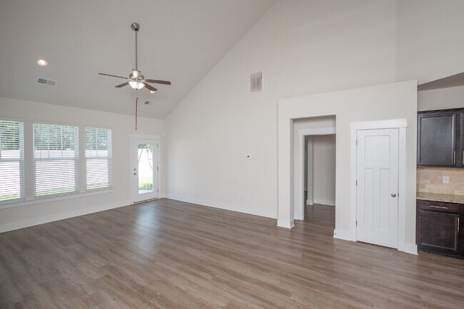 Building Photo - Modern 3BR/2.5BA Townhome with Main-Level Suite and Loft, located in prime Taylors Location! $210...