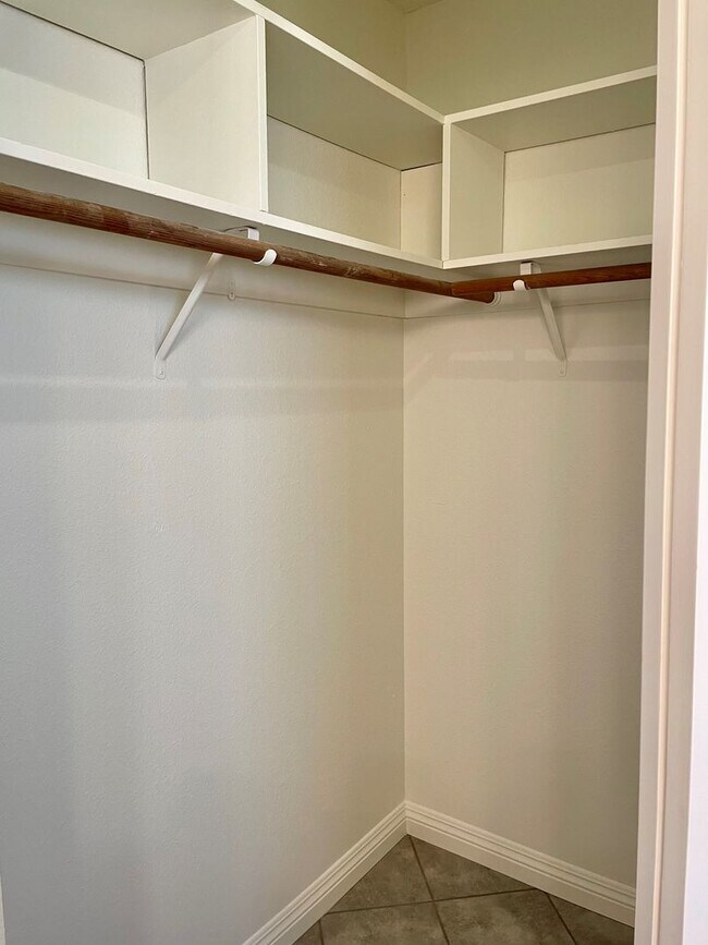 Building Photo - Gorgeous!