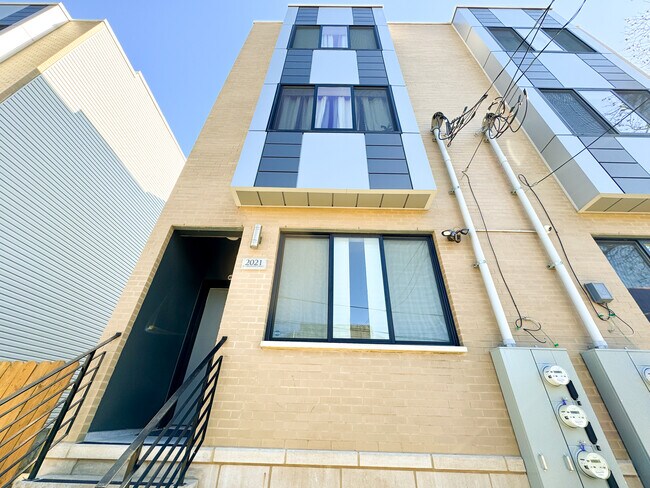 Building Photo - 2021 N Randolph St