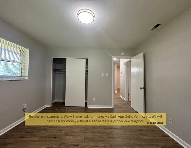 Building Photo - 1118 Soria St