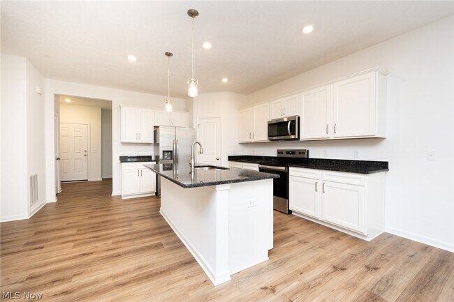 Building Photo - 98 Brewster Dr