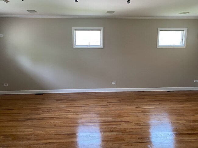 Building Photo - 1221 N Chicago Ave