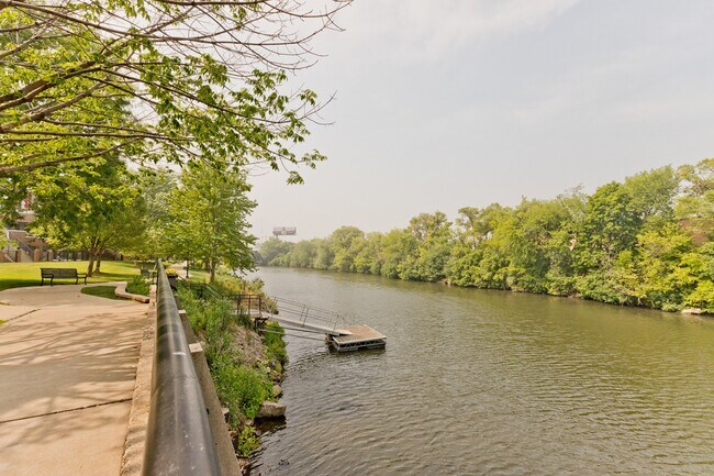 Building Photo - 2911 N Western Ave