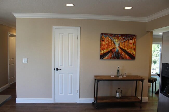 Building Photo - 1376 Bouret Dr