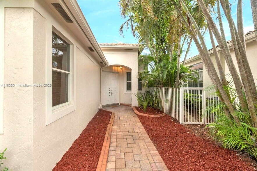 Building Photo - 2553 Bay Pointe Dr