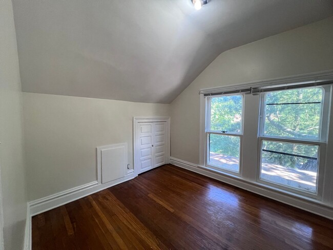 Building Photo - Single Family Heritage Hill Home! Two Bedr...