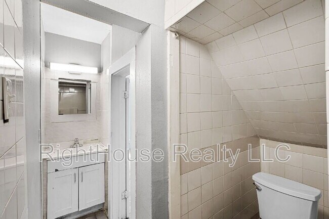 Building Photo - 113 S Grove St