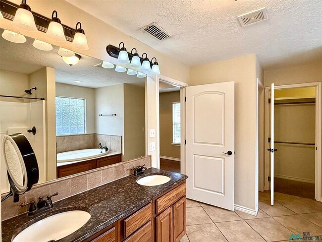 Building Photo - 1347 Oakwood Cir