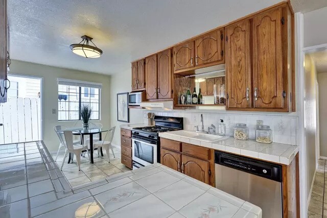 Kitchen - 3329 Sherbourne Dr