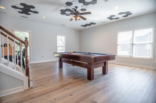 Building Photo - Spacious home situated on a fantastic cul-...