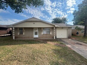 Building Photo - Sweet Two Bedroom Mustang Home