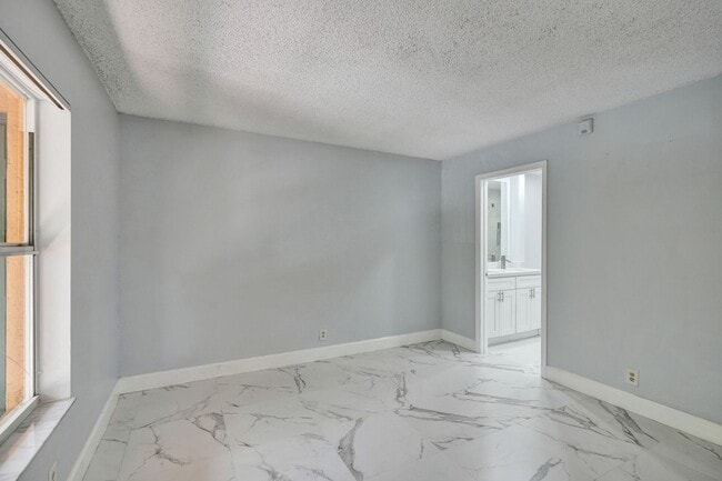 Building Photo - Renovated and Updated 2 Bed, 2 Bath Condo ...