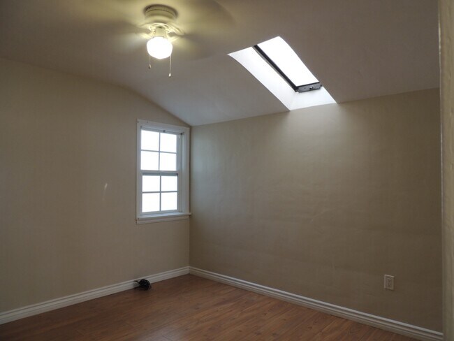 Building Photo - 367 Burchett St