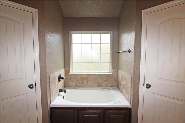 Building Photo - 3001 SW Woodruff St