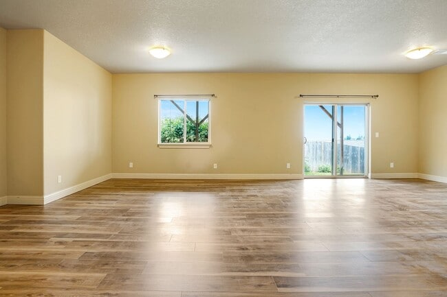 Building Photo - Spacious 4 bed, 3 bath home with sprawling views in West Salem