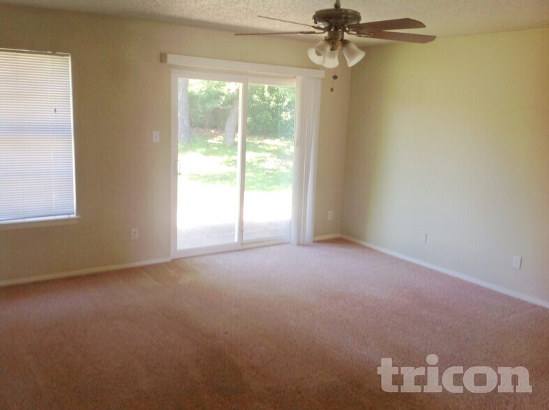 Building Photo - 1721 Oak Tree Dr