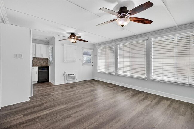 Building Photo - 6660 Cape Hatteras Way NE