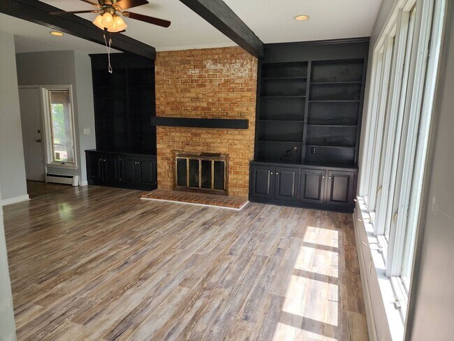 Building Photo - Incredible 5 Bedroom Home with Detached Garage in West Point!