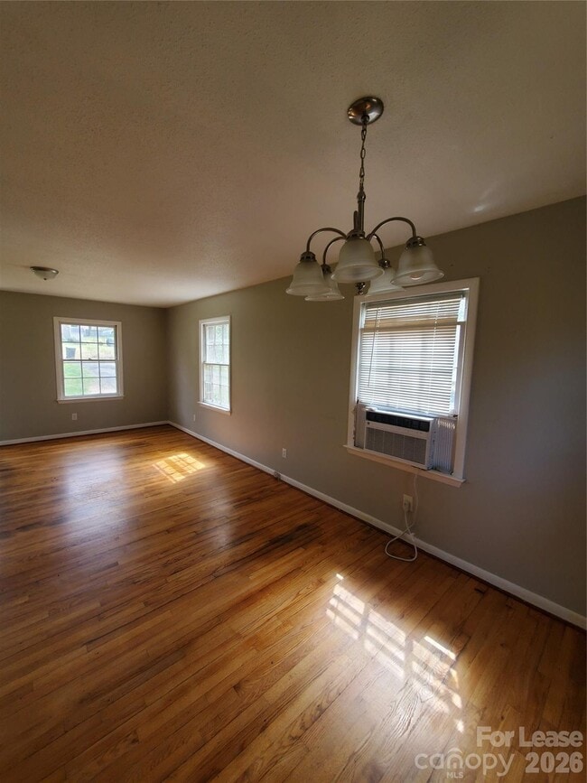 Building Photo - 1122 Rolling Ln