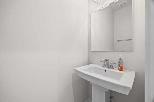 Building Photo - Like new 3-bed, 2.5 bath townhome in Cramerton Mills Parkway!