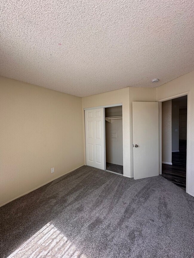 Building Photo - 2 Bedroom, 2 Bath condo in Secured complex...