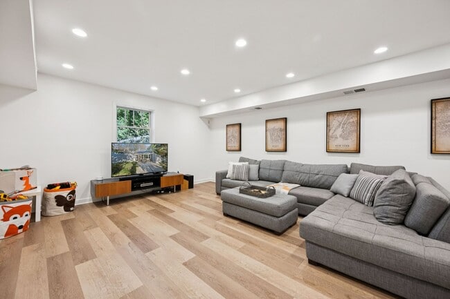 Building Photo - Elegant Chevy Chase Cul-de-Sac Home with Spacious Layout!