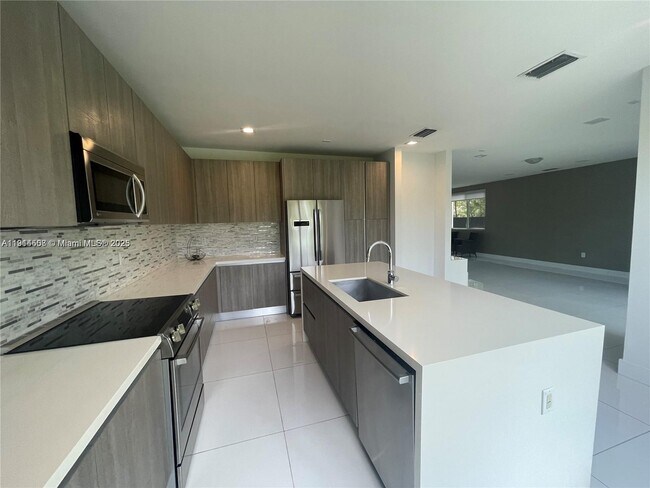 Building Photo - 6855 NW 103rd Ave