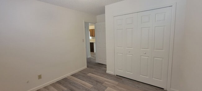 Building Photo - 2 bedroom 1 bath with garage ** Move-In Special