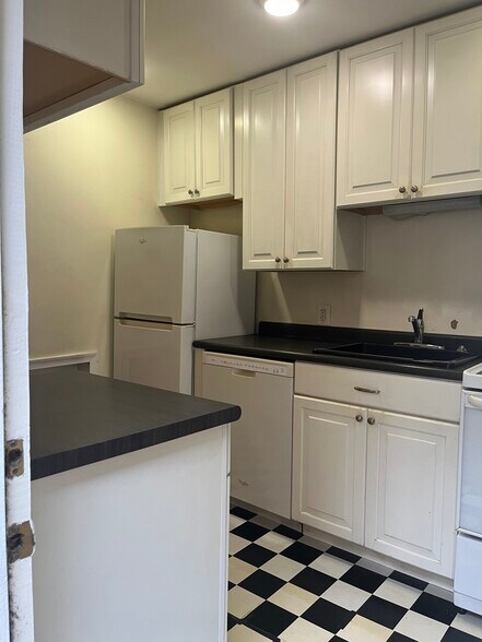 Kitchen - 246 S Exeter St