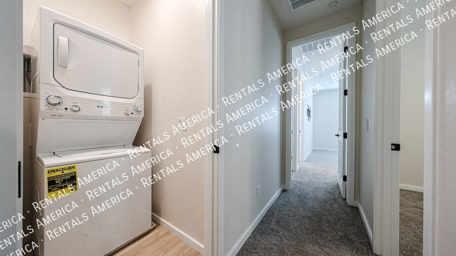 Building Photo - 2858 N Evergreen St