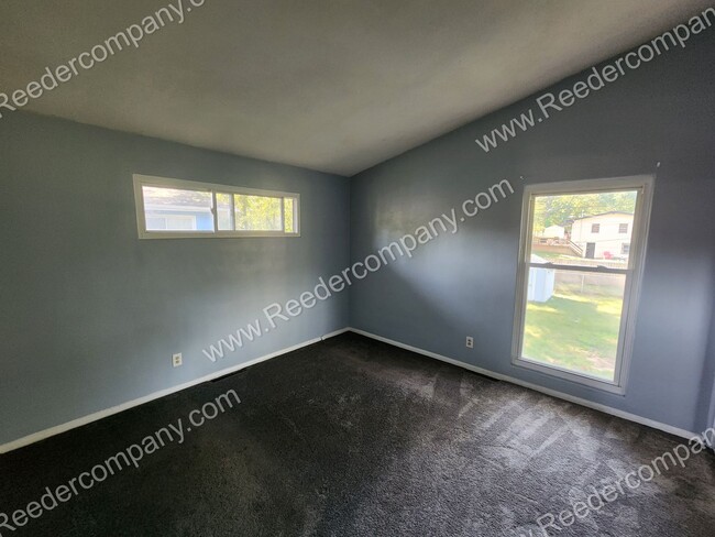 Building Photo - Spacious 3 bedroom 2 bathroom house Walkin...