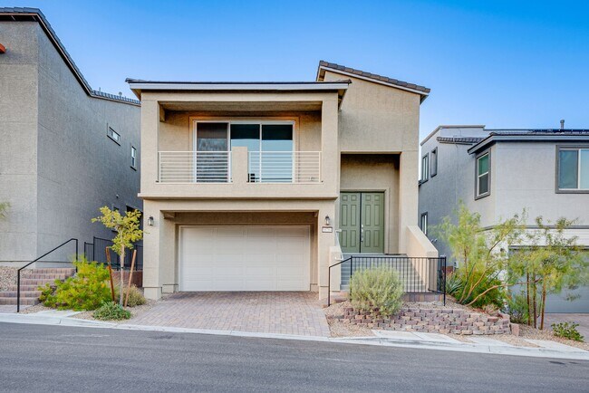 Building Photo - Like new, split-level, 3 bed, 2.5 bath, with bonus room & Strip views in West Las Vegas!