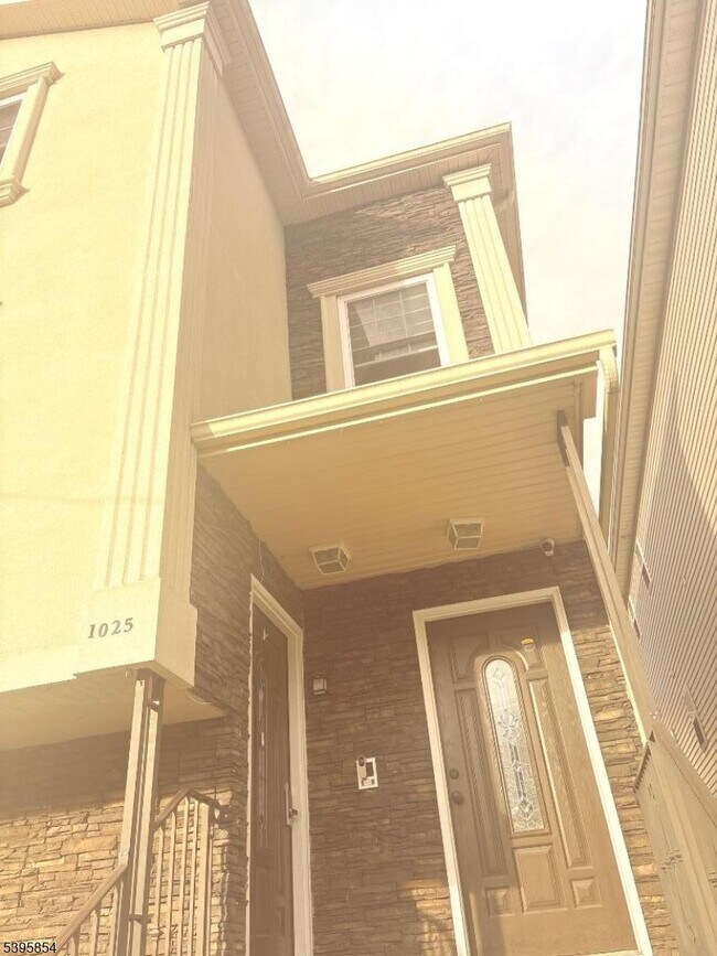 Building Photo - 1025 E Grand St