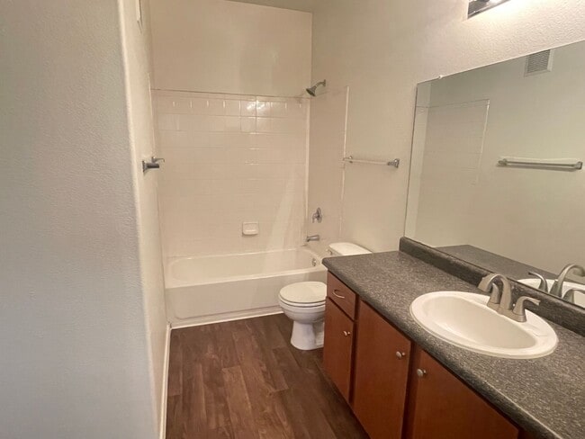 Building Photo - MOVE IN SPECAIL OAC-NEW CARPET AND PAINT, 2 bed/2 bath/ 1 CG/ Overlooking beautiful pool
