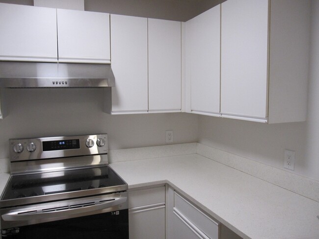 Building Photo - 677 Quincy Shore Dr