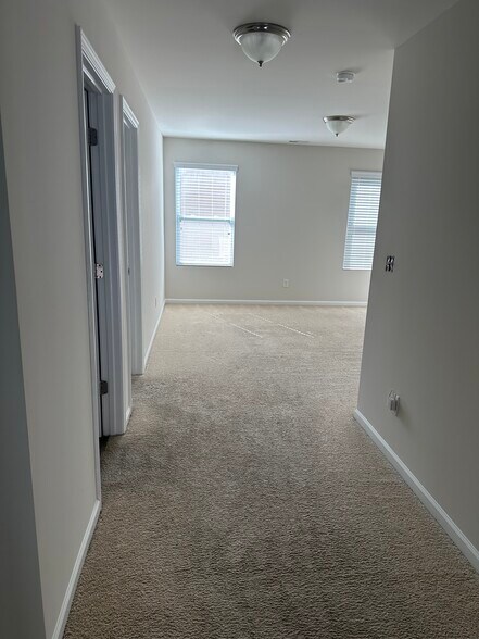 Building Photo - 1842 Swan Dr