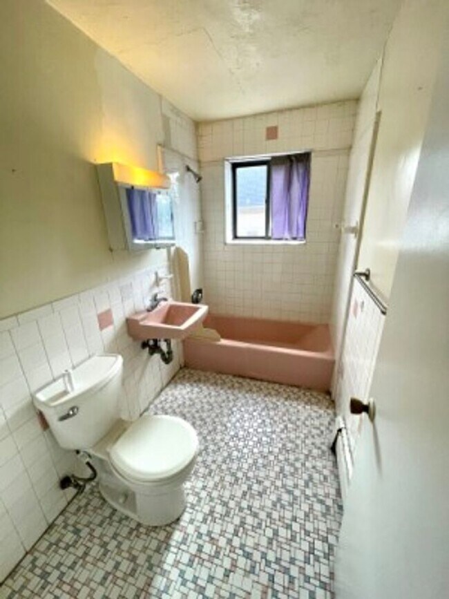 Building Photo - Available Now, Dec or Jan 1st - Spacious Allston 2 bedroom on Allston St. Heat and Parking Includ...