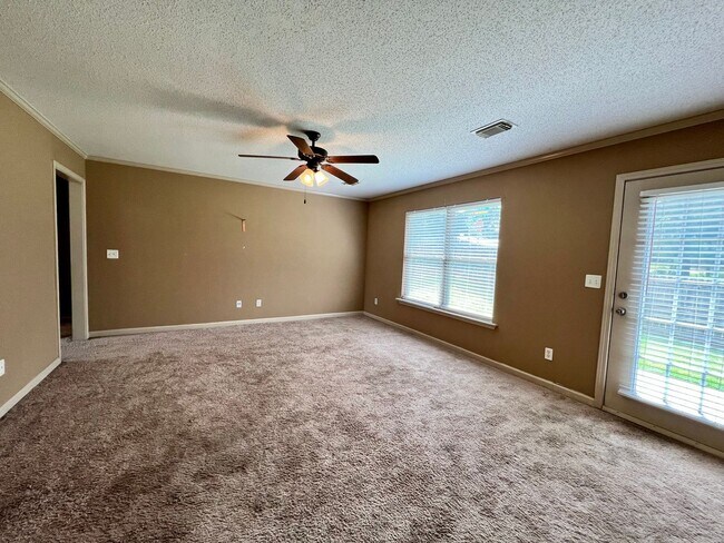 Building Photo - Home in Cottondale! Available to View Now!!!