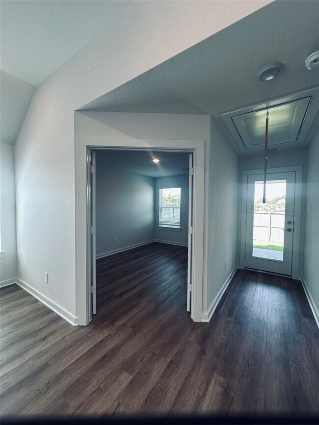 Building Photo - 734 Falling Cave Dr