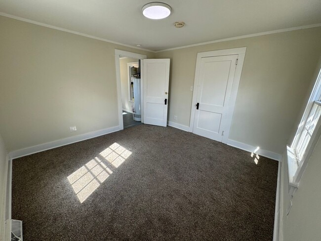 Building Photo - 2 Bedrooms, 1 Bathroom with a Bonus Room -...