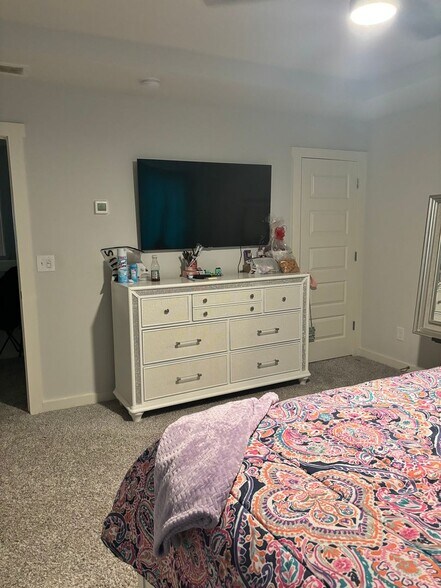 Building Photo - 659 The Heights Ln