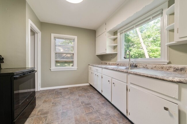 Building Photo - Duluth MN 5-Bedroom - 2-Bath Single Family