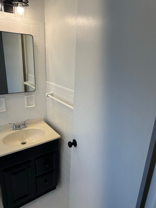 Building Photo - 4233 E 38th St