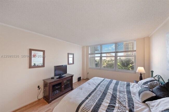 Building Photo - 2751 S Ocean Dr