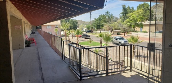 Building Photo - 809 E Vogel Ave