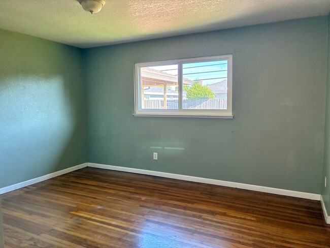 Building Photo - 3236 Rosemont Dr