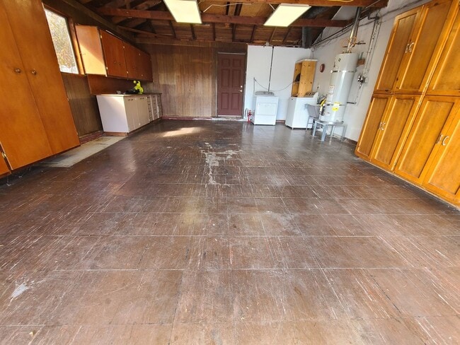 Building Photo - Spacious 4 bed 2 bath + 2 car garage & lar...