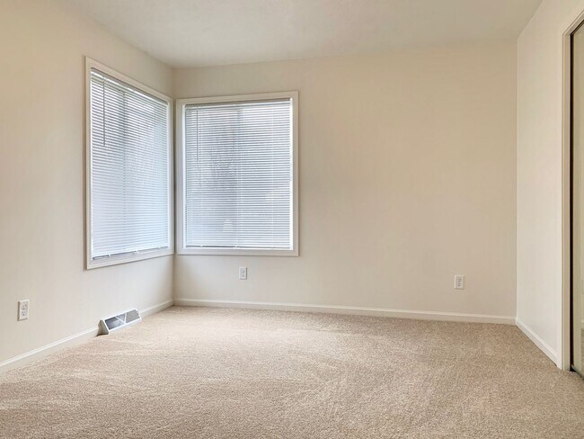 Building Photo - Four Bedroom Home in Kentwood