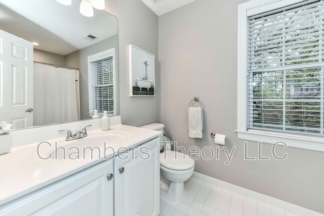 Building Photo - 6866 Melrose Dr