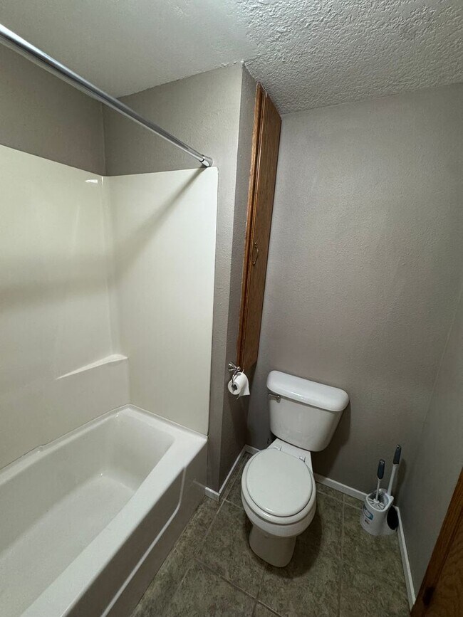 Building Photo - Main level house available for rent